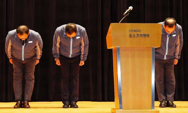정희민 포스코이앤씨 사장(가운데)과 회사 관계자가 29일 인천 송도사옥에서 기자회견을 열고 연이은 노동자 사망사고에 대해 고개 숙여 사과하고 있다. 연합뉴스