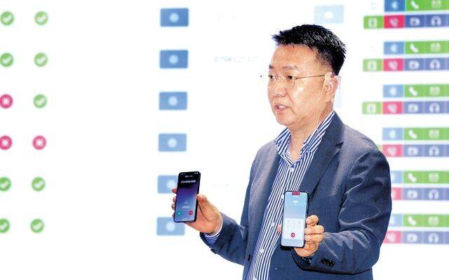 홍관희 LG유플러스 정보보안센터장이 29일 서울 용산구 사옥에서 열린 간담회에서 스마트폰이 악성 앱에 장악되는 과정을 시연하고 있다. LG유플러스 제공