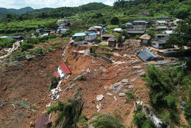 지난 19일 극한호우로 산사태가 발생해 붕괴된 경남 산청군 생비량면 상능마을 모습. 폭우에 따른 산사태로 마을의 기능과 형태를 상실해 복구 불가 판정을 받았다. 자연재해로 인한 마을 집단 이주는 지난 2003년 경남 거제시 와현마을 사례 이후 22년 만이다. 산청군 제공