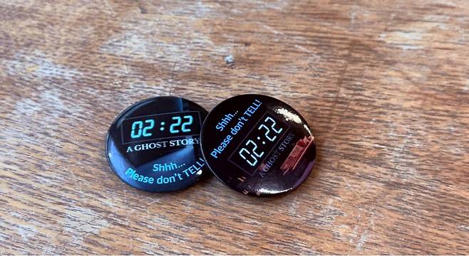 연극 ‘2시 22분’은 공연을 본 관객들이 “쉿, 제발 말하지 마세요”라고 적힌 배지를 가져가도록 로비 곳곳에 놓아두고 있다. 신시컴퍼니