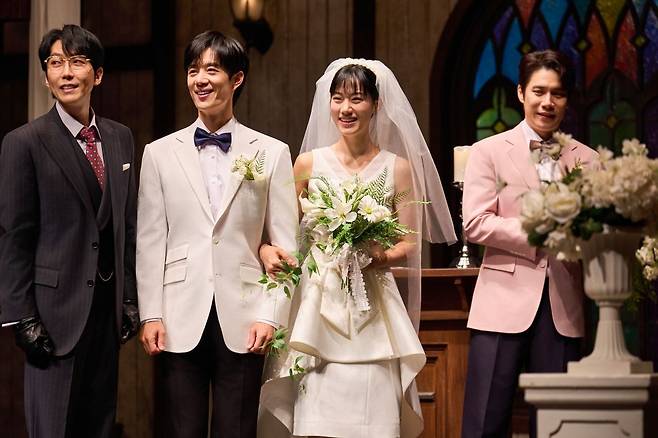 연극 ‘미러’의 공연장면. 제작사는 관객들에게 따로 ‘스포 금지’ 요청을 하지 않고 있지만, 관객들이 자발적으로 침묵을 택하며 더욱 화제를 모으고 있다.      엠비제트컴퍼니