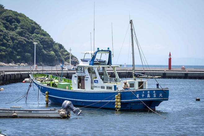 30일 한 어부가 일본 가나가와현 후지사와 소재 항구에서 배를 정박하고 있다. AFP연합뉴스