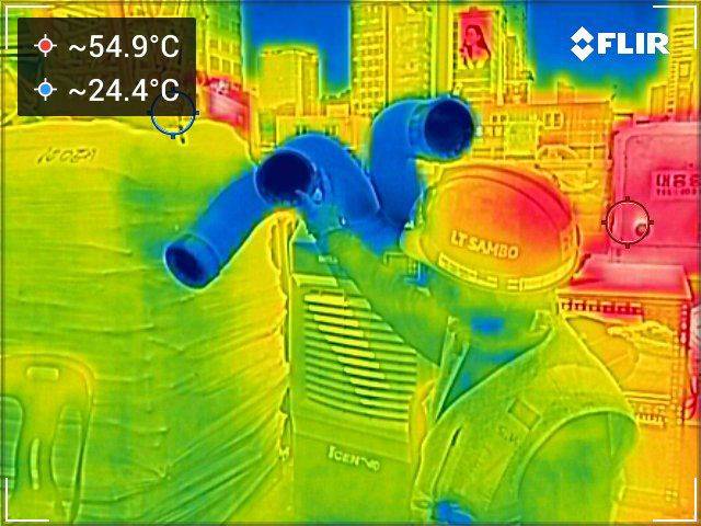 냉방기에 의지하며 휴식하는 노동자.