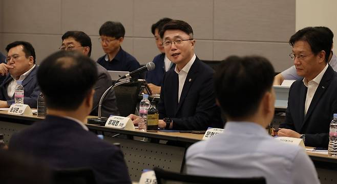 30일 서울 중구 대한상공회의소에서 열린 '국내 피지컬 AI 경쟁력 강화'를 위한 피지컬 AI 산학연 간담회에서 주최 측인 류제명 과학기술정보통신부 제2차관이 인사말을 하고 있다. 연합뉴스