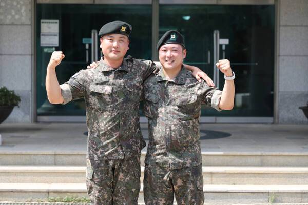 심정지 시민을 목격하고 침착한 초기대응과 후속조치로 생명을 구한 육군 2기갑여단 성규석 상사(왼쪽)와 1사단 전차대대 이현식 중사. 2기갑여단 제공