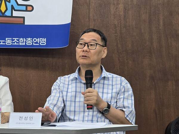 ▲ 지난 25일 참여연대 주최 토론회에서 발언하고 있는 전성인 전 교수. 사진=참여연대