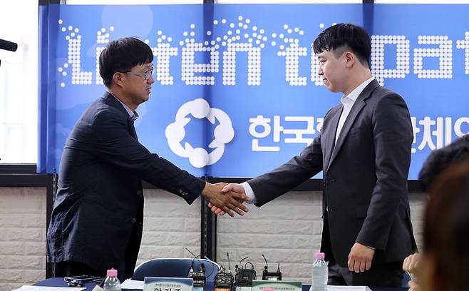 한성존 대한전공의협의회 비상대책위원장이 28일 한국환자단체연합회를 만나 “1년 5개월 이상 길어진 의정갈등으로 인해 불편을 겪고 불안하셨을 국민에게 사과의 말씀을 드린다”고 밝혔다. [사진=한주형 기자]