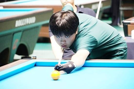 ‘15세 당구천재’ 김현우가 남원 전국당구선수권에서 쟁쟁한 선수들을 물리치고 4강에 올랐다. 작년 태백산배에서 64강에 진출했던 김현우는 이번 남원 대회에서 커리어 하이를 기록했다. (사진=MK빌리어드뉴스 DB)