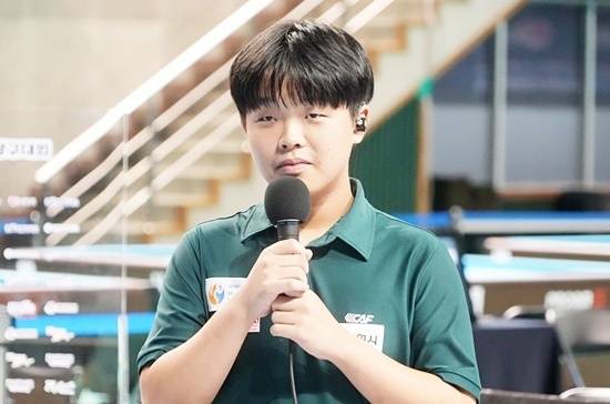 김현우는 남원 대회에서 조명우에게 패해 결승진출에 실패했지만 대회 최고 스타로 떠올랐다. 4강전 끝난 후 인터뷰하는 김현우. (사진=MK빌리어드뉴스 DB)