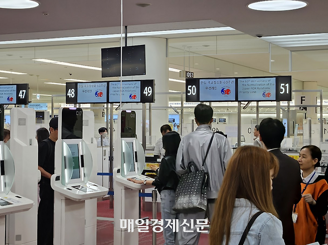 지난달 도쿄 하네다공항에 도착한 한국 관광객이 패스트트랙을 이용해 입국 수속을 하고 있다. [도쿄 이승훈 특파원]