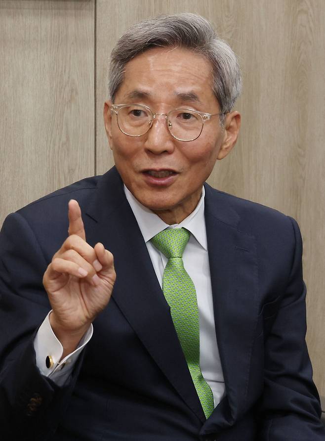 윤종규 전 KB금융그룹 회장이 광화문 사무실에서 성장동력에 대해 말하고 있다. 이승환 기자