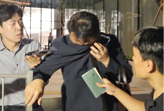 김건희 여사 오빠인 김진우씨가 28일 밤 김 여사 관련 의혹들을 수사하는 민중기 특별검사팀 사무실이 위치한 서울 종로구 케이티(KT)광화문빌딩웨스트(West)에서 조사를 마친 뒤 얼굴을 가린 채 특검 사무실을 나서고 있다. (사진=연합뉴스)