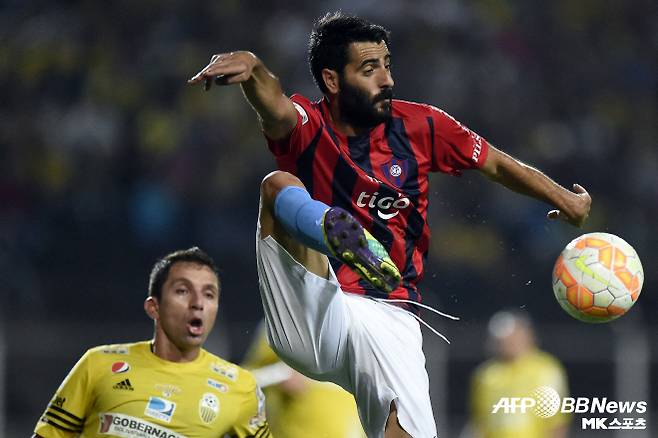 구이사가 세계 축구계에 깊은 인상을 남긴 건 마요르카 전방을 책임졌던 2007-08시즌이었다. 구이사는 이 시즌 스페인 프리메라리가 득점왕에 올랐다. 구이사는 소속팀에서의 활약을 발판으로 스페인 국가대표로도 존재감을 뽐냈다. 특히나 유로 2008에선 특급 조커로 맹활약하며 조국 스페인의 대회 우승을 이끌었다. 구이사는 2007년 북아일랜드와의 유로 2008 예선에서 A매치에 데뷔해 총 21경기(6골)를 소화했다. 사진=AFPBBNews=News1