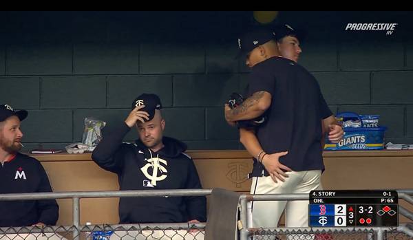 미네소타 마무리 요안 듀란이 불펜에서 불펜 포수와 포옹을 나누는 모습. 사진= 중계화면 캡처.