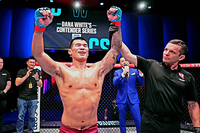 제41회 국제삼보연맹 세계선수권대회 컴뱃 금메달리스트 고석현이 2024년 9월 데이나 화이트 UFC 회장 겸 CEO 주최 유망주 선발대회 Contender Series 시즌8 4주차 메인이벤트 승리 선언을 받고 있다. 사진=TKO