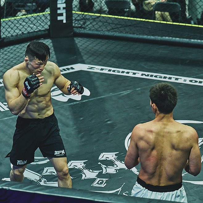 ‘코리안 좀비’ 정찬성의 제자 장윤성이 2025년 4월 서울특별시 스포모티브 ZFN 오리진에서 UFC 3전 파이터 아베 다이치를 상대하고 있다. 사진=MCP ECC