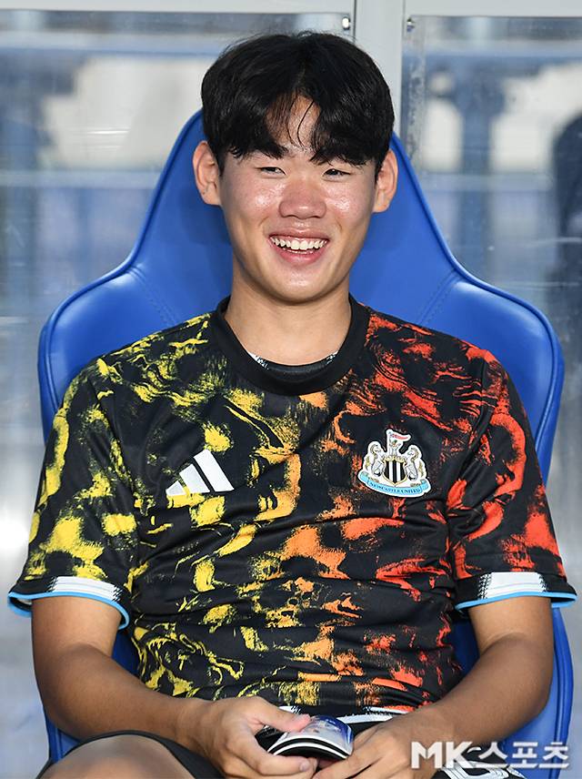 뉴캐슬 유나이티드 박승수가 환한 미소를 지어 보인다. 사진=천정환 기자