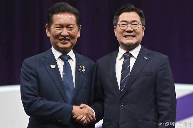 (서울=뉴스1) 신웅수 기자 = 정청래(왼쪽), 박찬대 더불어민주당 당대표 후보들이 29일 오후 서울 마포구 MBC에서 열린 TV토론회에 참석해 기념 촬영하고 있다. (공동취재) 2025.7.29/뉴스1  Copyright (C) 뉴스1. All rights reserved. 무단 전재 및 재배포,  AI학습 이용 금지. /사진=(서울=뉴스1) 신웅수 기자