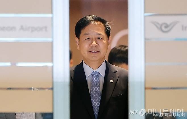 구윤철 경제부총리 겸 기획재정부 장관이 29일 오전 인천국제공항 제2터미널을 통해 미국으로 출국하고 있다. 구 부총리는 미국이 예고한 상호관세 25% 발효일(8월 1일) 하루 전날인 오는 31일(현지시간) 미국 워싱턴DC에서 스콧 베선트 미 재무장관과 만나 막판 한미 통상 협상 타결에 나선다. 2025.7.29/사진=뉴스1  Copyright (C) 뉴스1. All rights reserved. 무단 전재 및 재배포,  AI학습 이용 금지.