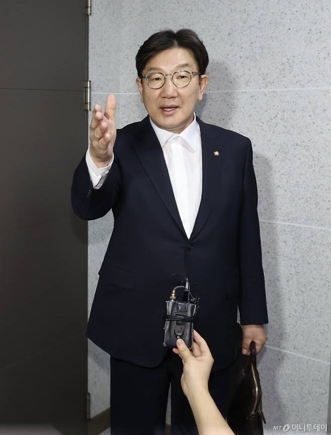 [서울=뉴시스] 조성봉 기자 = 권성동 국민의힘 의원이 18일 서울 여의도 국회 의원회관에서 김건희 특검의 압수수색이 진행중인 자신의 의원실로 이동하고 있다. 2025.07.18. suncho21@newsis.com /사진=김명년
