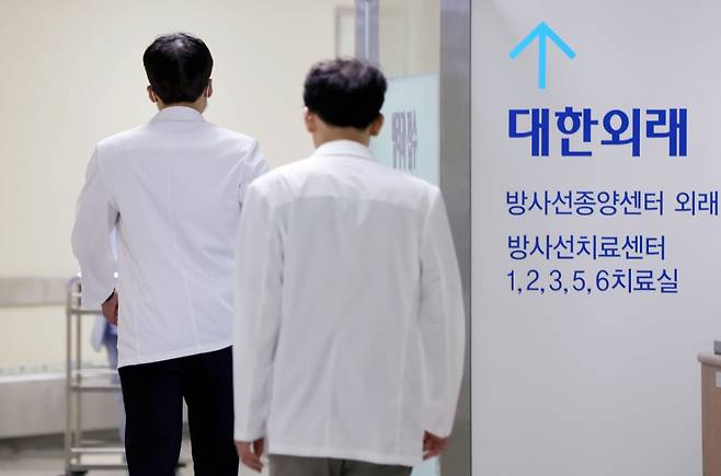 의정갈등으로 병원을 떠났던 전공의들이 복귀 논의에 앞서 수련 환경 개선과 수련 연속성 보장 등 대정부 3대 요구안을 확정한 가운데 지난 21일 서울 시내 한 대학병원에서 의료진들이 이동하고 있다. /사진=뉴시스
