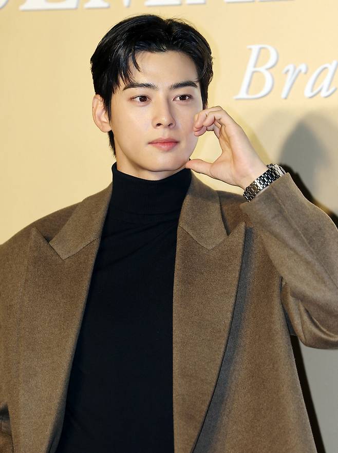 그룹 아스트로 멤버 겸 배우 차은우가 입대한 가운데 소속사가 팬들에게 우편물을 보내지 말아달라고 당부했다. /사진=뉴스1