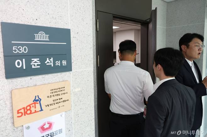 (서울=뉴스1) 이광호 기자 = 30일 오후 서울 여의도 국회 의원회관에서 김건희특검팀(특별검사 민중기)의 이준석 개혁신당 대표에 대한 압수수색 절차적 문제점과 준항고 이유에 대해 김정철 최고위원이 브리핑하고 있는 가운데 특검팀이 2차 압수수색을 위해 이 대표 의원실로 들어가고 있다.   2025.7.30/뉴스1  Copyright (C) 뉴스1. All rights reserved. 무단 전재 및 재배포,  AI학습 이용 금지. /사진=(서울=뉴스1) 이광호 기자