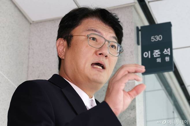 (서울=뉴스1) 이광호 기자 = 김정철 개혁신당 최고위원이 30일 오후 서울 여의도 국회 의원회관에서 김건희특검팀(특별검사 민중기)의 이준석 대표에 대한 압수수색 절차적 문제점과 준항고 이유에 대해 브리핑하고 있다.  2025.7.30/뉴스1  Copyright (C) 뉴스1. All rights reserved. 무단 전재 및 재배포,  AI학습 이용 금지. /사진=(서울=뉴스1) 이광호 기자