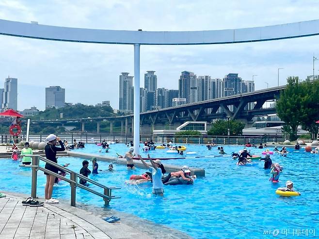 30일 오전 서울 광진구 뚝섬한강공원 수영장에서 시민들이 물놀이를 즐기고 있다./사진=이현수 기자.
