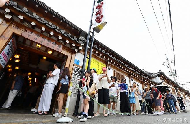 [서울=뉴시스] 황준선 기자 = 중복인 30일 오후 서울 시내 한 삼계탕 전문점에 시민들이 줄을 서 입장을 기다리고 있다. 2025.07.30. hwang@newsis.com /사진=황준선