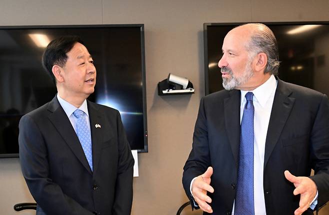 구윤철 부총리 겸 기획재정부 장관이 29일(현지시간) 미국 워싱턴D.C. 상무부에서 하워드 러트닉 상무장관과 통상협의 전 대화를 하고 있다./사진제공=기재부