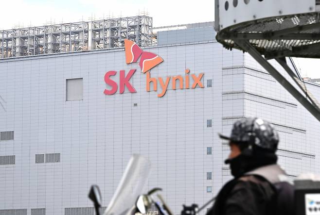 SK하이닉스 노사가 성과급 지급 규모를 놓고 마찰을 빚고 있다. / 사진=뉴시스 김종택 기자