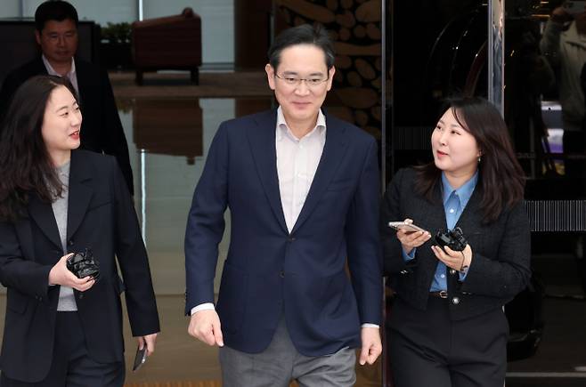 이재용 삼성전자 회장이 지난 4월9일 일본 출장을 마치고 서울 강서구 서울김포비즈니스항공센터(SCBAC)로 귀국하고 있다. / 사진=뉴스1 박세연 기자