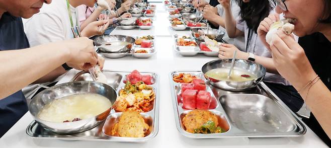 "삼계탕에 자꾸 손이 가요". 중복을 맞이한 30일 경기 수원시 장안구청 구내식당에서 구청 직원들이 삼계탕을 먹고 있다. /사진=뉴시스