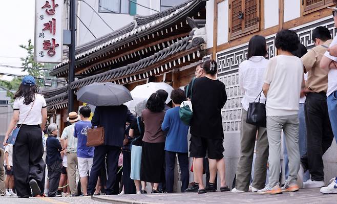 "복날의 인내". 중복을 맞이한 30일 서울 종로구 한 삼계탕전문점을 찾은 시민들이 식사를 하기 위해 줄지어 대기하고 있다. /사진=뉴스1