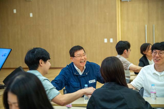 김경호 광진구청장이 23일 구청 대강당에서 ‘친절직원 격려 간담회’에 참여하고 있다. 광진구청 제공