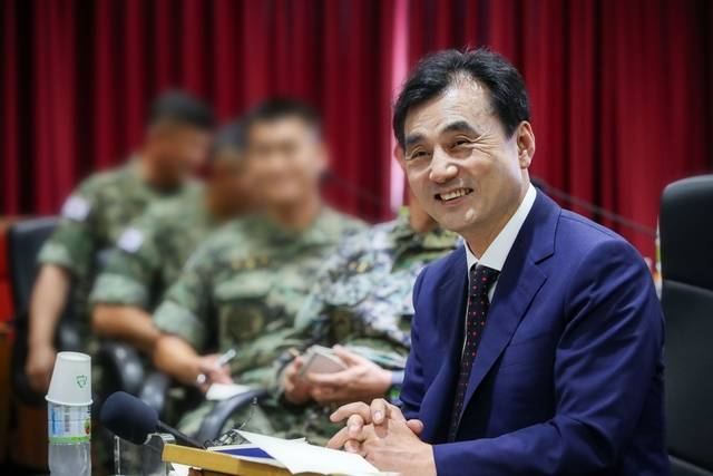 안규백 국방부 장관이 지난 28일 취임 후 첫 현장점검으로 특수전사령부 제3공수여단을 방문해 장병들과 대화하고 있다. 국방부 제공