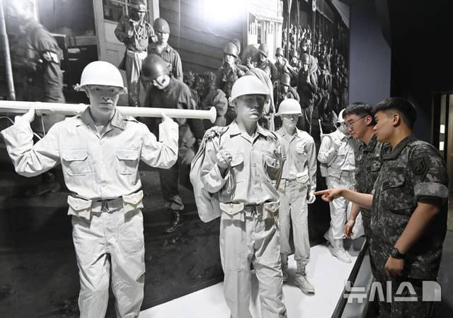 6·25 전쟁 75주년을 하루 앞둔 24일 경기 오산시 죽미령 평화공원내 유엔초전기념관을 찾은 육군제 51사단 장병들이 전시물을 살펴보고 있다. 뉴시스 제공