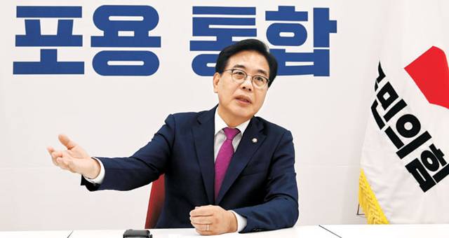 송언석 국민의힘 비상대책위원장 겸 원내대표가 지난 28일 국회 국민의힘 원내대표실에서 진행한 문화일보 인터뷰에서 이재명 정부의 재정 정책을 비판하고 있다.  곽성호 기자