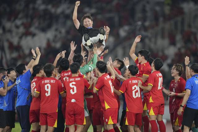 김상식 베트남 대표팀 감독이 29일 밤(한국시간) 인도네시아 자카르타의 겔로라 붕 카르노 스타디움에서 열린 2025 아세안 U-23 챔피언십 결승전에서 승리한 후 선수들로부터 헹가래를 받으며 활짝 웃고 있다.  AP 연합뉴스