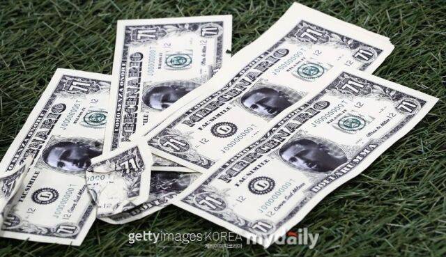 돈나룸마를 비판하는 인쇄물. /게티이미지코리아