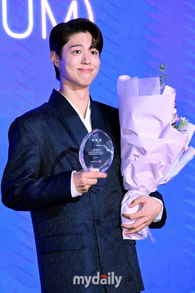 박보검이 깨끗해진 홍보대사 위촉패를 들고 깜찍한 포즈를 취하고 있다.