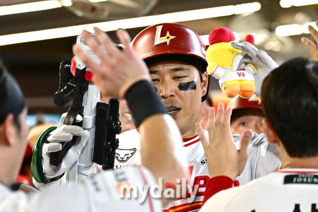 8일 인천 SSG랜더스필드에서 열린 '2025 신한 SOL BANK KBO리그' KT 위즈와 SSG랜더스 경기. SSG 한유섬이 6회말 무사 1루에 역전 투런포를 친 후 동료들과 기뻐하고 있다./마이데일리