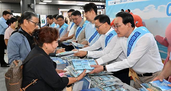노동진(오른쪽 첫 번째) 수협중앙회장이 30일 서울 강남구 수서역에서 열린 ‘여름휴가 어촌에서 보내기 캠페인’에서 시민들에게 어촌마을을 소개하는 ‘바다를 보다’ 책자를 나눠주고 있다. 임세준 기자