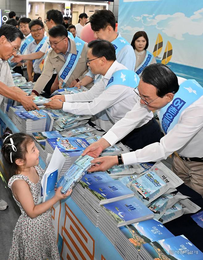 노동진(오른쪽 첫 번째) 수협중앙회장이 30일 서울 강남구 수서역에서 열린 ‘여름휴가 어촌에서 보내기 캠페인’에서 시민들에게 어촌마을을 소개하는 ‘바다를 보다’ 책자를 나눠주고 있다. 임세준 기자
