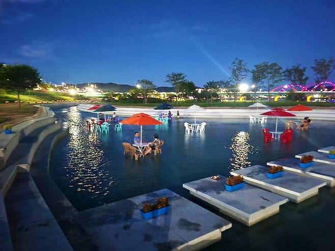 낙동강변에 조성된 ‘물속 걷는 길’ [안동시 제공]