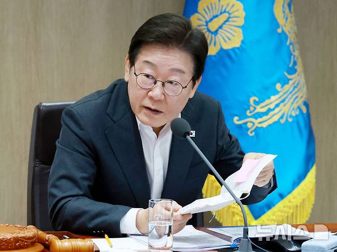 [서울=뉴시스] 최동준 기자 = 이재명 대통령이 29일 서울 용산 대통령실 청사에서 열린 국무회의에서 참석자들과 중대재해 반복 발생 근절 대책 관련 토론을 하고 있다. (대통령실통신사진기자단) 2025.07.29. photocdj@newsis.com