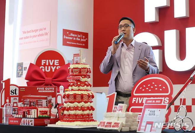 [서울=뉴시스] 이영환 기자 = 김동선 한화갤러리아 전략본부장 부사장이 서울 서초구 파이브가이즈 강남에서 열린 파이브가이즈 국내 오픈 1주년 기념 행사에서 인사말을 하고 있다. 2024.06.26. 20hwan@newsis.com