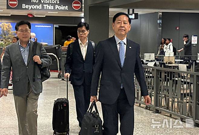 [워싱턴=뉴시스] 이윤희 특파원 = 구윤철 경제부총리 겸 기획재정부 장관이 미국과 관세협상을 위해 29일(현지 시간) 워싱턴DC 인근 덜레스국제공항으로 입국하고 있다. 2025.07.30. sympathy@newsis.com