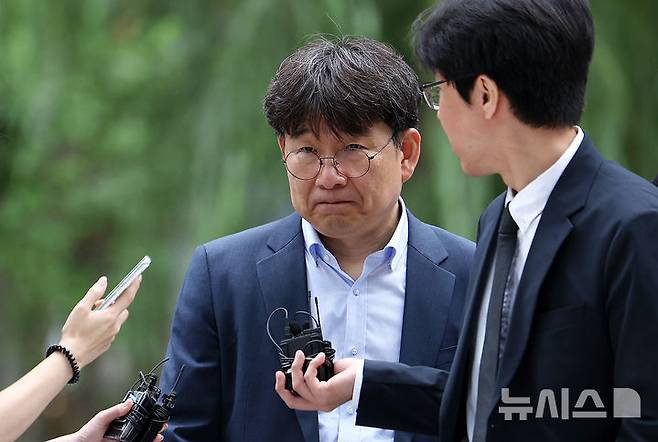 [서울=뉴시스] 조성우 기자 = 이상화 동해종합기술공사 부사장이 지난 15일 오전 서울 종로구 KT 광화문빌딩 웨스트에 마련된 김건희 여사 연루 의혹이 제기된 주가조작 사건을 조사하는 민중기 특별검사팀 사무실로 출석하고 있다. 2025.07.15. xconfind@newsis.com